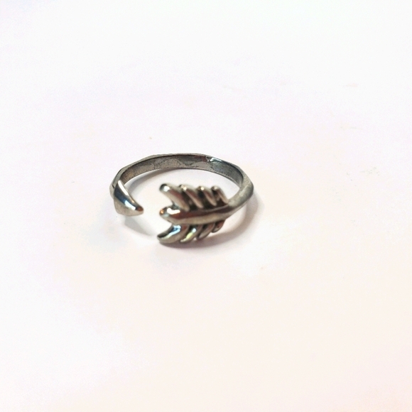 Stella & Dot Silver Toned Arrow Ring Adjustable - Picture 1 of 4